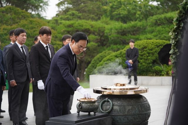 이용배 현대로템 대표이사가 25일 국립서울현충원을 찾아 순국선열 및 호국 영령에 분향했다. /사진=현대로템