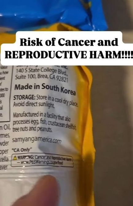 해외에서 판매되는 일부 한국산 라면 포장지에 '발암 및 생식기능 손상' 경고 문구가 SNS에서 공유되고 있다. 사진은 한 인플루언서가 공유한 한국산 라면 포장지 경고 문구. /사진=인스타그램 갈무리