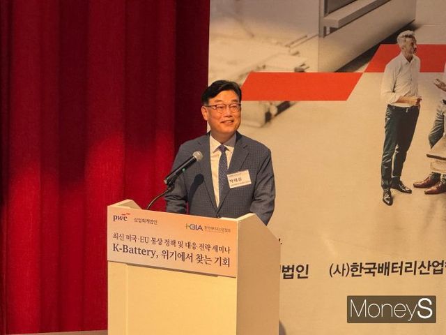 박태성 한국배터리산업협회 상근부회장이 25일 서울 용산구 아모레퍼시픽 아모레홀에서 열린 '미국·EU 통상 정책 및 대응 전략 세미나에서 개회사를 발표하고 있다. /사진=정연 기자