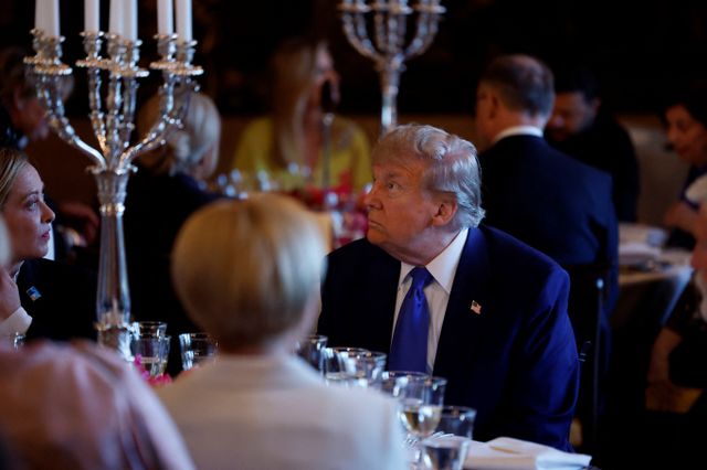 북대서양조약기구(NATO·나토) 정상회의에서 나토 회원국들이 2035년까지 국방비를 각국 국내총생산(GDP)의 5%까지 늘리는 방안에 합의할 예정이다. 사진은 도널드 트럼프 미국 대통령이 지난 24일(현지시각) 네덜란드 헤이그에서 열리는 나토 정상회의 전 만찬에 참석한 모습. /사진=로이터