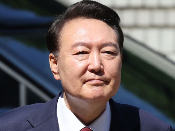 내란 특검이 윤석열 전 대통령 출국을 금지했다. 사진은 윤석열 전 대통령이 지난 23일 서울 서초구 서울중앙지방법원에서 열린 내란 우두머리 혐의·직권남용 권리행사 방해 혐의 사건 8차 공판에 출석하고 있는 모습. /사진=뉴시스