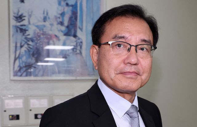 이명현 특별검사(특검)가 25일 서울 서초구 변호사 사무실 출근길에서 임성근 전 해병대 1사단장의 구명로비 의혹 관련 취재원 질문에 필요하다면 조사가 필요하다면 김건희 여사를 소환하겠다는 입장을 밝혔다. 순직 해병 수사 방해 의혹 사건을 수사하는 이명현 특별검사가 25일 서울 서초구 사무실로 출근하고 있다. /사진=뉴스1