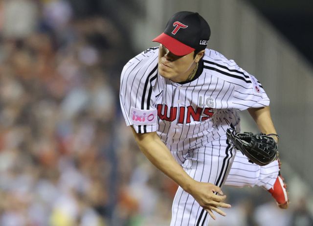 LG트윈스 김진성이 KBO리그 역사상 5번째로 3시즌 연속 20홀드를 눈앞에 뒀다. 사진은 LG에서 활약 중인 김진성의 모습. /사진=뉴스1