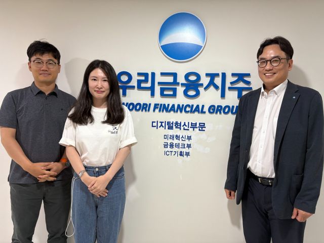 (왼쪽부터) 우리금융 미래혁신부 오광근 부부장, 이진이 과장, 김성현 부장이 머니S와 인터뷰를 마친 후 사진 촬영을 하고 있다./사진=머니S