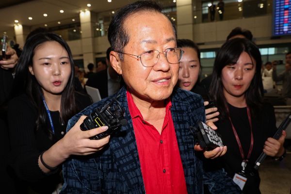 홍준표 대구시장이 정계 복귀에 대해 언급했다. 사진은 국민의힘 대선 후보 경선에서 탈락한 뒤 정계 은퇴를 선언하고 하와이에 체류했던 홍준표 전 대구시장이 귀국하는 모습. /사진=뉴시스