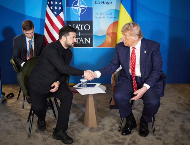 도널드 트럼프 미국 대통령이 나토정상회의에서 볼로디미르 젤렌스키 우크라이나 대통령과 만나 패트리어트 미사일을 공급하는 방안을 논의했다고 전했다. 사진은 지난 25일(현지시각) 도널드 트럼프 미국 대통령(오른쪽)과 볼로디미르 젤렌스키 우크라이나 대통령(왼쪽)이 네덜란드 헤이그에서 열린 나토 정상회의에 참석해 악수를 하는 모습. /사진=로이터