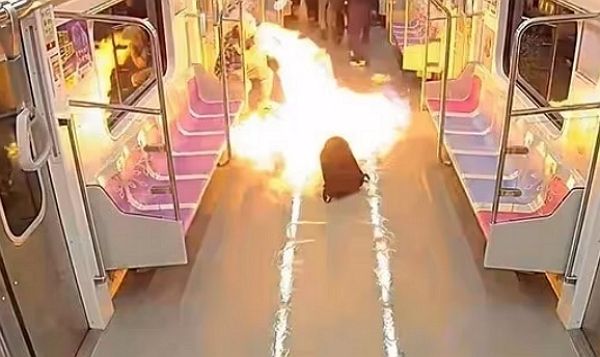 서울 지하철 5호선 열차에 불을 지른 남성이 범행 25일 만에 구속 기소된 가운데 범행 당시 지하철 내부 CCTV 영상이 공개됐다. 사진은 지난달 31일 원모씨가 서울 지하철 5호선에 불을 지르는 모습. /사진=뉴스1(서울남부지검 제공)