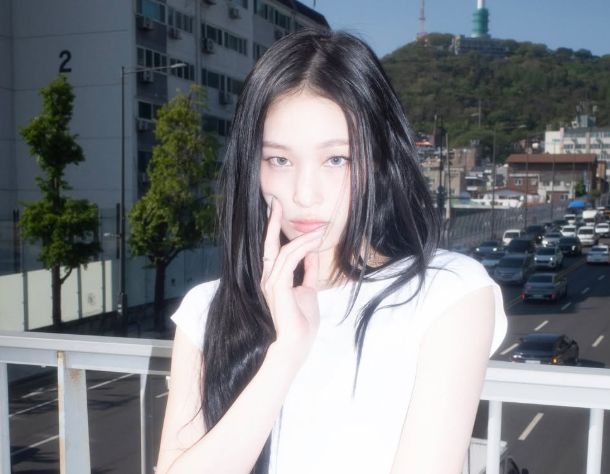 이명희 신세계그룹 총괄회장 손녀이자 정유경 신세계 회장의 장녀 애니(본명 문서윤)가 그룹 올데이 프로젝트(AllDay Project) 멤버로 데뷔한 가운데, 그가 진행한 라이브 방송이 뒤늦게 재조명되고 있다. /사진=올데이 프로젝트 공식 인스타그램