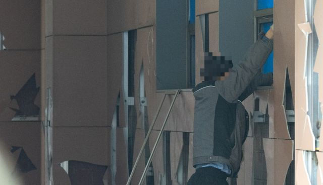 법원이 서부지법 난동사태 당시 법원에 침입하고 취재진을 폭행한 남성에게 징역 1년2개월에 집행유예 3년, 사회봉사 120시간을 선고했다. 사진은 지난 1월20일 서울 마포구 서울서부지방법원에서 윤석열 전 대통령 지지자들의 난입 사태로 파손된 외벽을 작업자들이 복구하는 모습. /사진=뉴스1