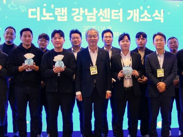 임종룡(앞줄 가운데) 우리금융그룹 회장이 지난 16일 서울 강남구 테헤란로에서 열린 디노랩 강남센터 개소식에서 관계자들과 기념촬영을 하고 있다. /사진=우리금융그룹