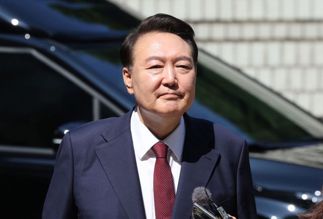 법원이 자신에 대한 체포영장 집행을 방해하고, 비화폰 삭제를 지시하는 등의 혐의를 받는 윤석열 전 대통령 체포영장을 기각했다.사진은 지난 23일 서울 서초구 서울중앙지방법원에서 열린 내란 우두머리 혐의·직권남용 권리행사 방해 혐의 사건 8차 공판에 출석한 윤석열 전 대통령. /사진=뉴시스