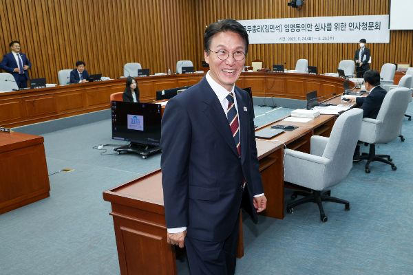 김민석 국무총리 후보자가 인사청문회를 마친 후 소회를 밝혔다. 사진은 김민석 국무총리 후보자가 서울 여의도 국회에서 인사청문회 속개를 기다리다 정회 후 저녁식사를 위해 이동하는 모습. /사진=뉴스1