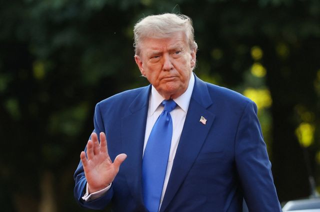 버디 카터(공화·조지아) 미국 연방 하원의원이 이스라엘과 이란 휴전을 이끈 도널드 트럼프 미국 대통령을 내년 노벨 평화상 후보로 공식 추천한다고 밝혔다. 사진은 트럼프 대통령이 지난 24일(현지시각) 네덜란드 헤이그 하우스텐보스 궁전에서 열린 나토 정상회담 만찬에 참석한 모습. /사진=로이터