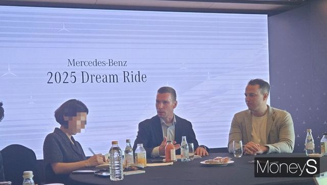 마티아스 바이틀 벤츠코리아 대표가 한국 시장에서 고객 만족도를 높이기 위해 최선을 다하겠다고 밝혔다. 인터뷰를 진행 중인 마티아스 바이틀 대표(왼쪽)와 킬리안 텔렌 부사장(오른쪽)의 모습. /사진=김이재 기자