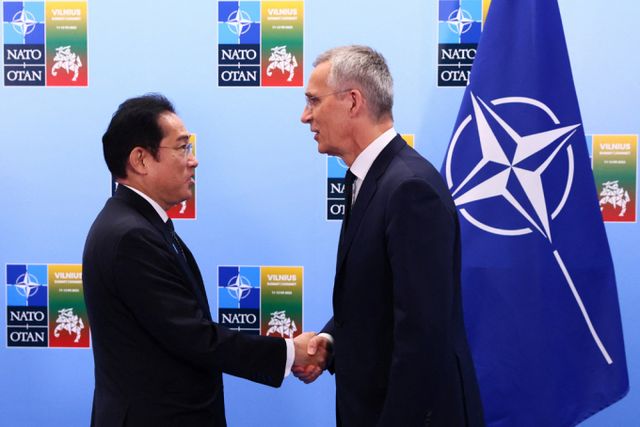 북대서양조약기구(NATO·나토)가 일본 연락사무소 설치를 사실상 포기했다. 사진은 2023년 7월12일 리투아니아 빌뉴스에서 열린 나토 정상회의에서 기시다 후미오 일본 총리와 옌스 스톨텐베르그 나토 사무총장이 인사를 나누는 모습. /사진=로이터