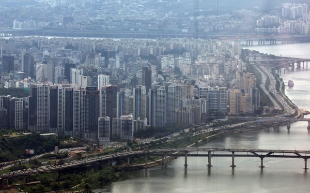 지난 22년 동안 서울 아파트 전용 100㎡(30평) 가격이 3억원에서 12억8000만원으로 4.3배 상승하고, 강남과 비강남의 격차는 2억6000만원에서 22억1000만원으로 10배 뛰었다는 분석이 나왔다. 사진은 19일 서울 송파구 서울스카이전망대에서 바라본 서울 강남구 아파트단지. /사진=뉴스1