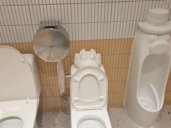 지난 13일 공공시설 내 남성 육아 인프라 실태를 알아보기 위해 여의도 IFC몰을 찾았다. 사진은 여의도 IFC몰 안에 위치한 가족화장실의 내부 모습. /사진=이수빈 기자