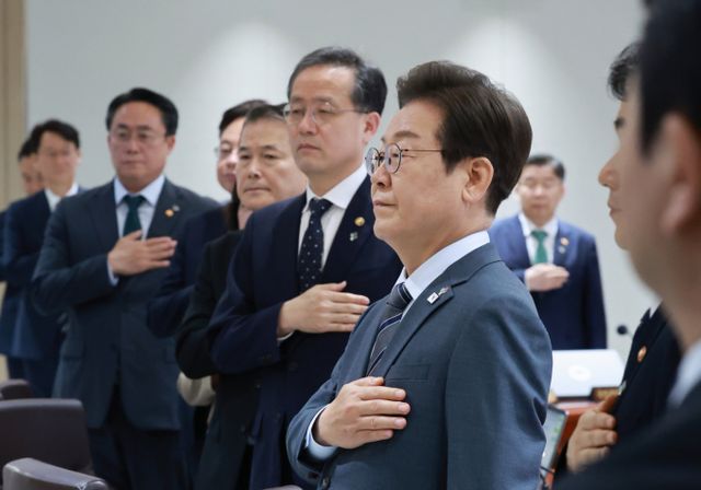 이재명 대통령이 "국민이 안심하며 안전한 삶을 살아갈 수 있도록 한반도 평화 체계를 굳건히 구축해 나가겠다"고 밝혔다. 사진은 지난 24일 이재명 대통령이 서울 용산구 대통령실 청사에서 열린 국무회의에서 국기에 경례를 하고 있는 모습. /사진=뉴시스(대통령실통신사진기자단)