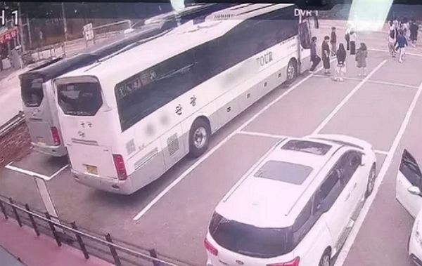관광버스를 타고 온 단체 여행객이 카페 주차장과 화장실만 쓰고 떠났다는 사연이 전해졌다. 사진은 강원 강릉시 한 카페를 찾은 단체 여행객 모습. /사진=스레드 캡처