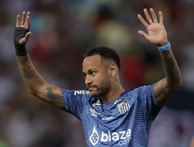 산투스가 계약 만료를 앞둔 네이마르를 잔류시켰다. 사진은 산투스에서 활약 중인 네이마르의 모습. /사진=로이터