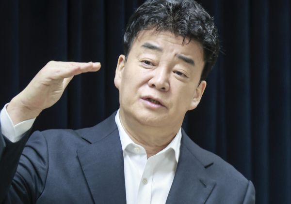 더본코리아가 유통기한이 지난 식자재를 사용했다는 민원이 제기돼 충남 예산군이 경찰에 수사를 의뢰했다. 사진은 백종원 더본코리아 대표가 지난 3월28일 서울 서초구의 한 회의공간에서 열린 더본코리아 주주총회에서 취재진의 질문에 답하고 있는 모습. /사진=뉴시스