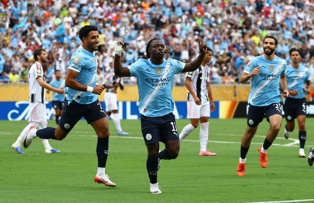 맨체스터 시티가 유벤투스를 5-2로 꺾고 조 1위로 클럽월드컵 16강에 진출한다. 27일(한국시각) 미국 플로리다주 올랜도 캠핑 월드 스타디움에서 열린 2025 국제축구연맹(FIFA) G조 조별리그 3차전 유벤투스전에서 선제골을 터트린 제레미 도쿠의 모습(가운데). /사진=로이터