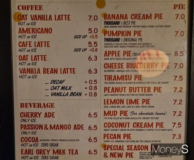 한글 메뉴판이 없는 카페가 늘고 있다. 영어 메뉴판을 사용하는 서울 신사동의 한 카페 사진. /사진=변한석 기자