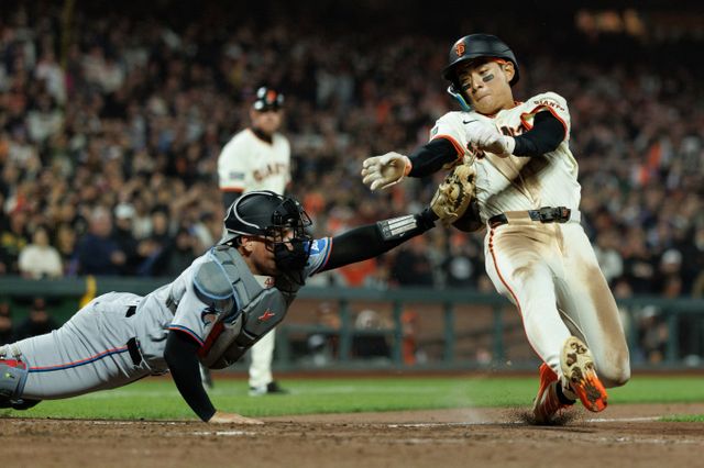 샌프란시스코 자이언츠 이정후가 9회 끝내가 지주로 나서 아쉬운 주루 플레이를 선보였다. 사진은 26일(한국시각) 미국 캘리포니아주 샌프란시스코 오라클 파크에서 열린 마이애미 말린스와의 경기 도중 주루사를 당하는 이정후. /사진=로이터