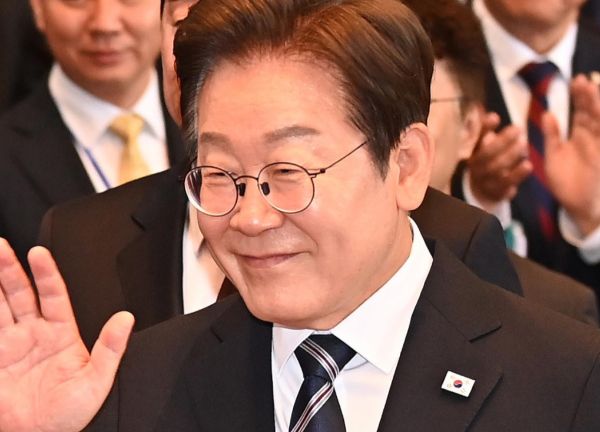 이재명 대통령이 헌법재판소장과 헌법재판관, 국세청장 인사를 단행했다. 사진은 이재명 대통령이 26일 서울 여의도 국회에서 추가경정예산 시정연설을 마친 뒤 본청을 나서며 국회 직원들과 인사하고 있는 모습. /사진=뉴시스(국회사진기자단)