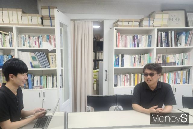 이건범 한글문화연대 대표는 모두가 알기 쉬운 우리말을 사용하는 걸 권장했다. 사진은 기자가 지난 23일 한글문화연대 사무실에서 이건범 대표와 인터뷰하는 모습. /사진=변한석 기자