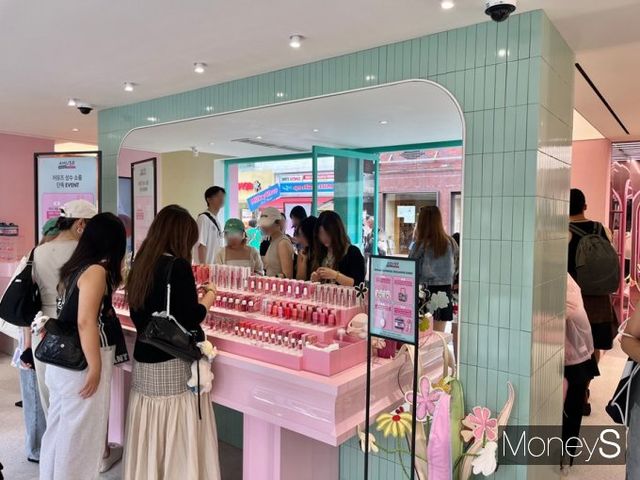 지난 24일 성수 핑크하우스 1층에서 방문객들이 화장품 테스트를 하고 있다. /사진=김혜원 기자