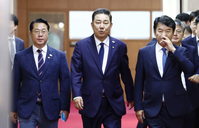 여야가 국회 법제사법위원장과 예산결산특별위원장 등 공석인 상임위원장 재배분과 국회 본회의 일정 협의를 두고 이견을 좁히지 못하고 있다. 사진은 김병기 더불어민주당 대표 직무대행 겸 원내대표가 26일 서울 여의도 국회에서 우원식 국회의장과의 원 구성 관련 회동을 마치고 나오고 있는 모습. /사진=뉴스1