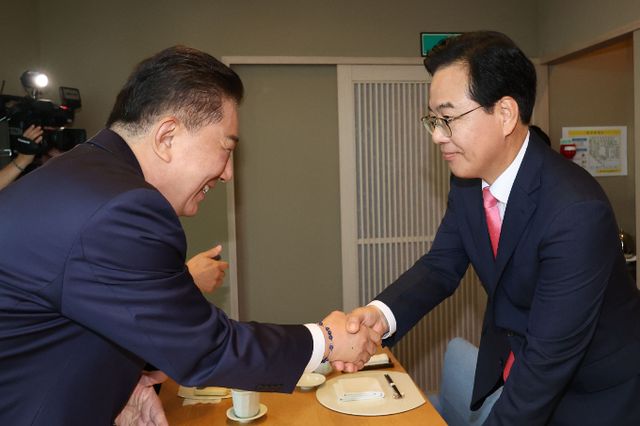 여야 원내지도부가 26일 이견 차를 좁히지 못해 본회의 개최 일정 합의를 보지 못했다. 사진은 이날 오전 서울 여의도 한 식당에서 열린 양당 오찬 회동에서 악수하는 김병기 더불어민주당(왼쪽), 송언석 국민의힘 원내대표. /사진=뉴시스