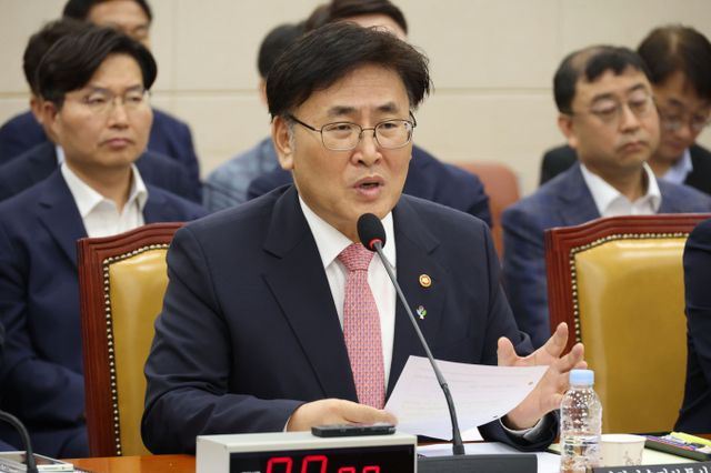 과학기술정보통신부가 SK텔레콤 해킹 사고와 관련한 사실관계 정리를 이번 주말 중 완료하고 위약금 면제 여부 등을 포함한 민관합동조사단의 조사 결과를 이달 내 발표하겠다는 방침을 밝혔다.사진은 유상임 과학기술정보통신부장관이 26일 오전 서울 여의도 국회에서 열린 과학기술정보방송통신위원회 전체회의에 출석해 의원 질의에 답하고 있는 모습. /사진=뉴스1