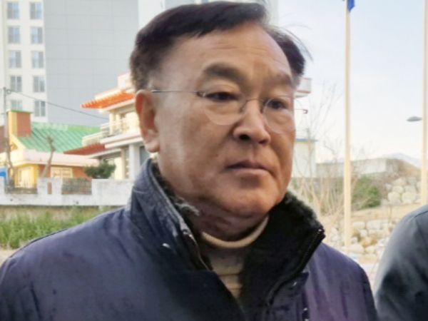 김진하 강원 양양군수가 징역 2년을 선고받았다. 사진은 지난 1월2일 김진하 양양군수가 2일 구속 전 피의자 심문(영장실질심사)을 받기 위해 춘천지법 속초지원에 들어서고 있는 모습. /사진=뉴스1