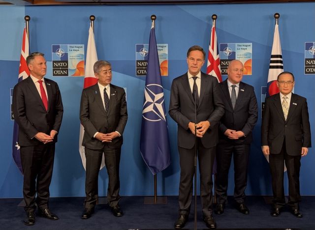 북대서양조약기구(NATO·나토)와 인도·태평양 파트너 4개국(IP4, 한국·일본·호주·뉴질랜드)이 공동성명을 통해 방위산업과 상호 운용성 등 분야에서 안보 협력 강화 합의를 발표했다. 사진은 위성락 대통령실 국가안보실장(맨 오른쪽)이 지난 25일(현지시각) 네덜란드 헤이그에서 열린 NATO-IP4 특별행사에 참석한 모습. /사진=뉴스1(대통령실 제공)