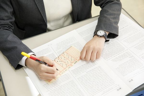  공인노무사 1차 시험에서 점수가 합격 기준에 못 미친 5명의 응시자가 전산 오류로 인해 합격 처리된 것으로 확인됐다. 사진은 기사 내용과 직접적인 관련이 없음. /사진=클립아트코리아