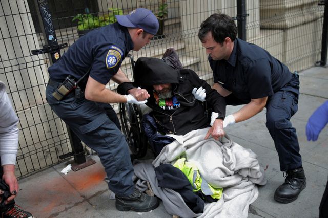 중국 정부가 펜타닐 제조에 쓰이는 두 가지 화학물질에 대한 규제 강화하겠다고 밝혔다. 사진은 지난 3월27일 미국 캘리포니아주 샌프란시스코 텐더로인에서 펜타닐 과다 복용한 남성을 치료하기 위해 구급대원이 부축한 모습. /사진=로이터