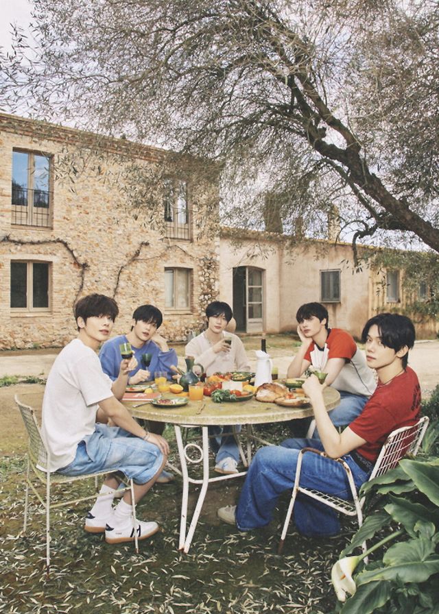 그룹 투모로우바이투게더가 다음달 21일 '별의 장: 투게더' 정규앨범을 발매를 하고 컴백한다. 사진은 그룹 투모로바이투게더 컨셉 이미지 모습. /사진=빅히트뮤직 제공