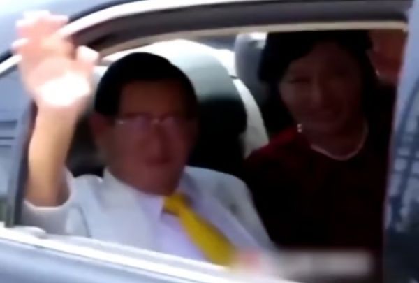 신천지가 이만희씨를 위한 콘보이 팀을 만들어 불법으로 교통을 통제해왔다. 사진은 차 안에 탑승한 신천지 총회장 이만희씨의 모습. /사진=JTBC 캡처