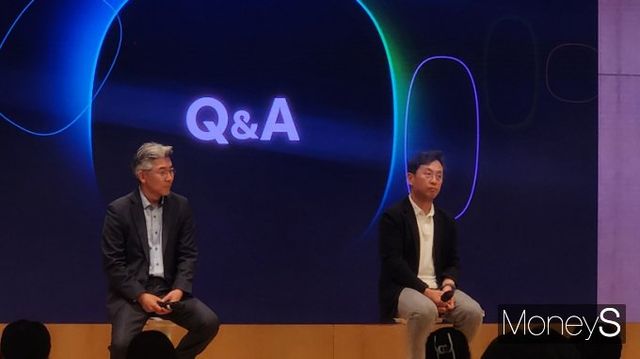 이호준 삼성SDS 클라우드서비스사업부장(왼쪽)과 송해구 삼성SDS 솔루션사업부장이 26일 잠실캠퍼스 생성형AI 미디어데이에서 질의응답 시간을 가지고 있다. /사진=양진원 기자