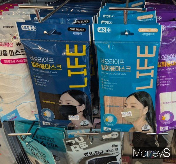 여러 약품의 제품명이나 성분은 외국어로 표기되어 있다. 사진은 서울 종로구 한 약국의 마스크 진열대 사진. /사진=변한석 기자