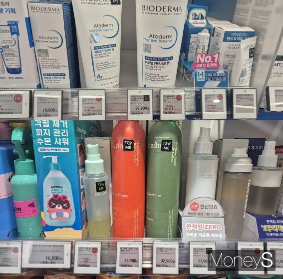 올리브영에 판매되는 화장품의 이름은 영어가 대부분이었다. 사진은 서울 종로구의 한 올리브영 진열대 사진. /사진=변한석 기자