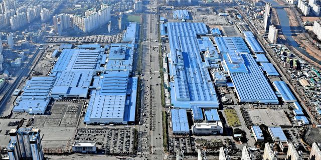 K자동차가 국내 경제 발전에 큰 기여를 하고 있는 만큼 정부의 정책적인 뒷받침이 절실하다는 목소리가 나왔다. 사진은 기아오토랜드광주 전경. /사진=기아