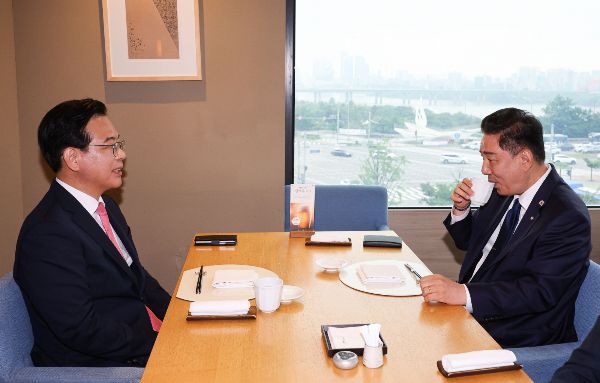 여야 원내지도부가 오찬 회동을 갖고 본회의 개최 일정을 협의했으나 합의하지 못했다. 사진은 김병기 더불어민주당 원내대표와 송언석 국민의힘 원내대표가 서울 여의도의 한 식당에서 원구성 협상 관련 오찬 회동 하는 모습. /사진=뉴스1