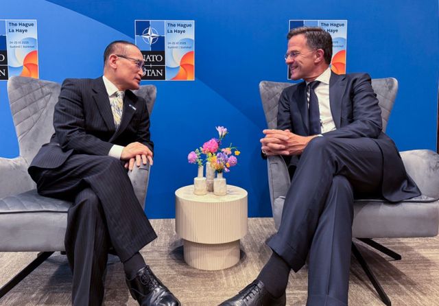 위성락 국가안보실장이 네덜란드 헤이그에서 열린 나토정상회의에서 마르크 뤼터 나토 사무총장을 만나 이재명 대통령의 친서를 전달하고 이 대통령의 불참에 대해 사정을 설명했다. 사진은 지난 25일(현지시각) 위성락 대통령실 국가안보실장이 네덜란드 헤이그에서 라드밀라 마크 루터 NATO 사무총장과 NATO 정상회의 계기 면담을 하고 있는 모습. /사진=뉴시스(대통령실 제공)