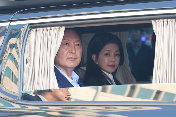 김용민 더불어민주당 의원이 김건희 여사의 심리상태가 불안한 만큼 조기 소환 및 구속 필요성을 강조했다. 사진은 윤석열 전 대통령과 부인 검건희 여사가 서울 용산구 한남동 관저를 나서는 모습. /사진=뉴시스