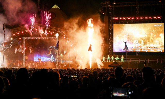 세계적인 음악 축제 '글래스톤 베리 페스티벌'이 영국 서머셋 주에서 개최됐다. 사진은 지난 25일(현지시각) '드림위버의 여정'의 곡예사들이 영국 서머셋 주 워디 팜에서 열린 글래스톤베리 페스티벌에서 공연을 선보이는 모습. /사진=로이터