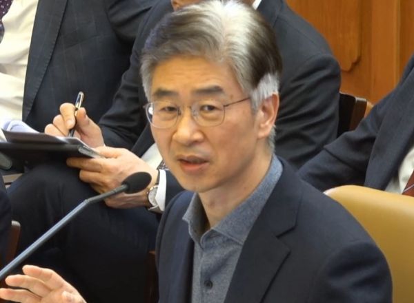 김봉식 전 서울경찰청장이 보석으로 구속상태를 벗어난다. 사진은 김봉식 전 서울경찰청장이 지난 2월13일 서울 종로구 헌법재판소에서 열린 윤석열 대통령 탄핵심판 8차 변론에서 발언을 하고 있는 모습. /사진=뉴스1(헌법재판소 제공)