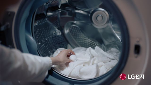 미네랄워시 세탁을 연출한 모습. / 사진=LG전자